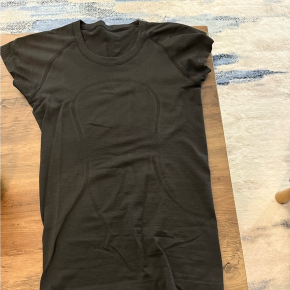 Lululemon swiftly tech hip length short sleeve - Picture 2 of 5